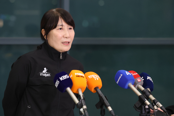 천신만고 끝 귀국한 이도희 이란 배구 감독