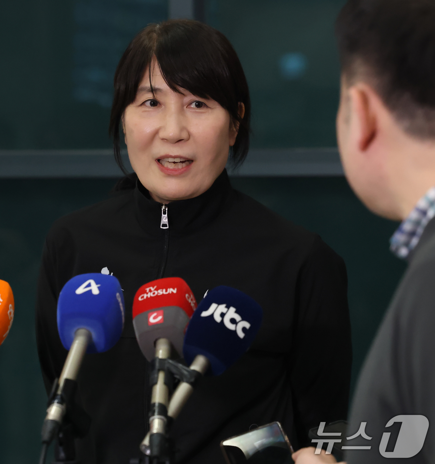 (인천공항=뉴스1) 오대일 기자 = 중동 상황 악화로 급거 귀국한 이도희 이란 여자배구 국가대표팀 감독이 5일 오후 인천국제공항 제1터미널을 통해 입국해 취재진과 인터뷰를 하고 있 …