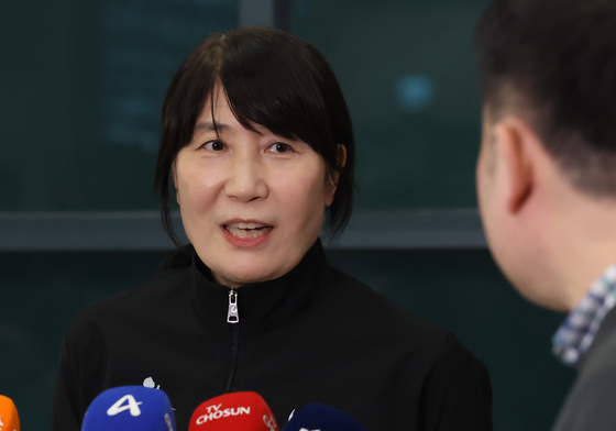 취재진과 인터뷰하는 이도희 이란 배구 감독