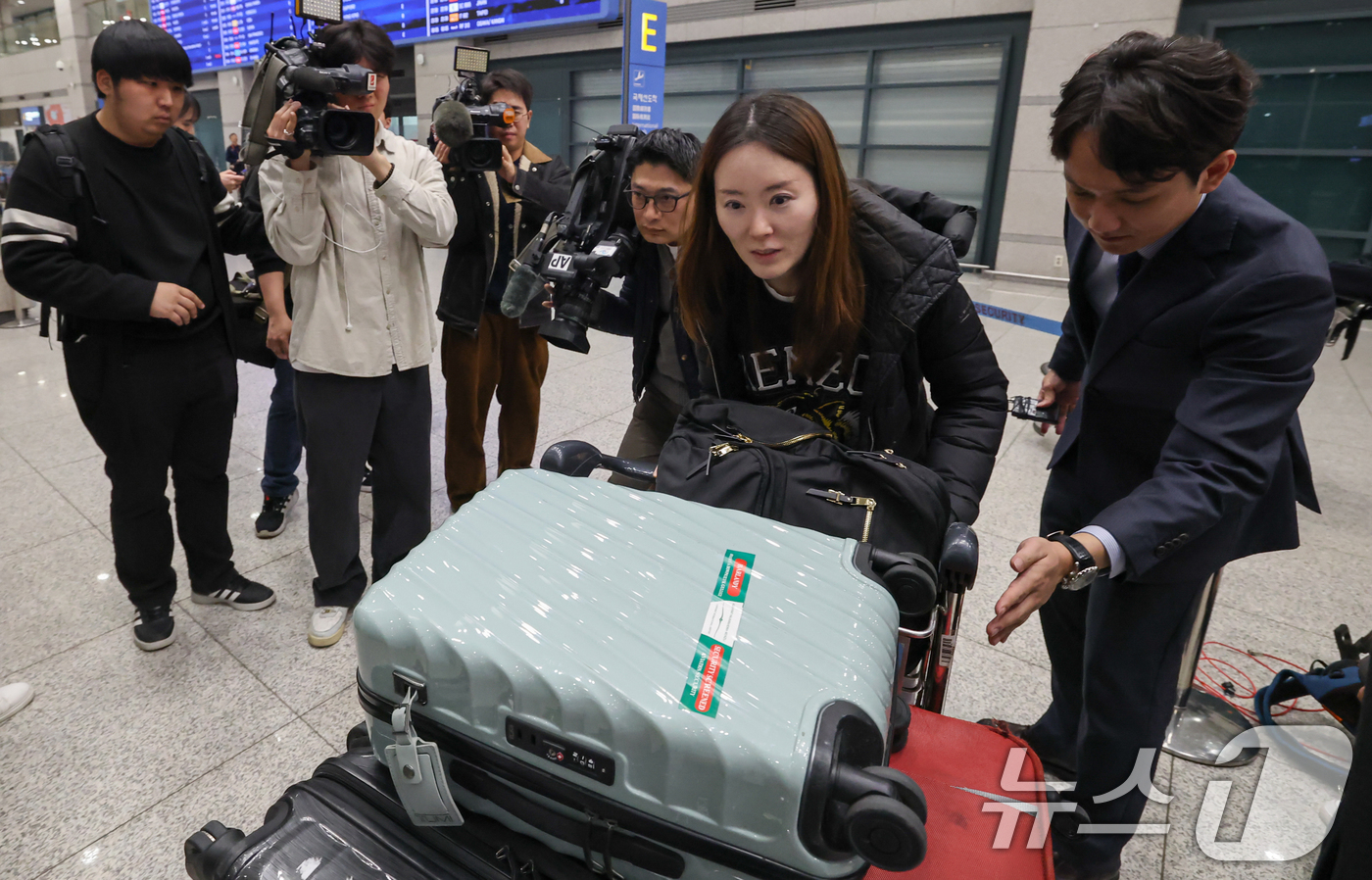 (인천공항=뉴스1) 오대일 기자 = 중동 상황 악화로 귀국 행렬이 이어지는 가운데 5일 오후 주이란대사관 직원이 인천국제공항 제1터미널을 통해 귀국하고 있다. (공동취재) 2026 …