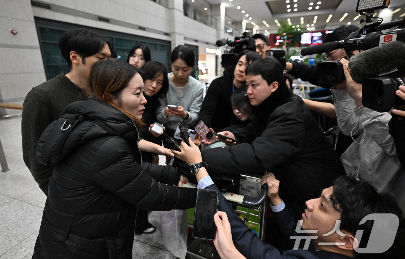 (인천공항=뉴스1) 오대일 기자 = 중동 상황 악화로 귀국 행렬이 이어지는 가운데 5일 오후 주이란대사관 직원이 인천국제공항 제1터미널을 통해 귀국하고 있다. (공동취재) 2026 …