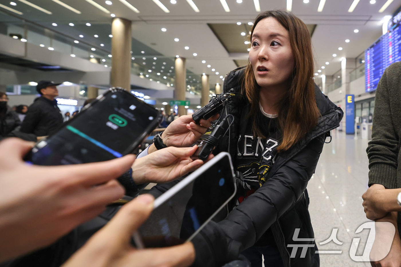 (인천공항=뉴스1) 오대일 기자 = 중동 상황 악화로 귀국 행렬이 이어지는 가운데 5일 오후 주이란대사관 직원이 인천국제공항 제1터미널을 통해 귀국하고 있다. (공동취재) 2026 …