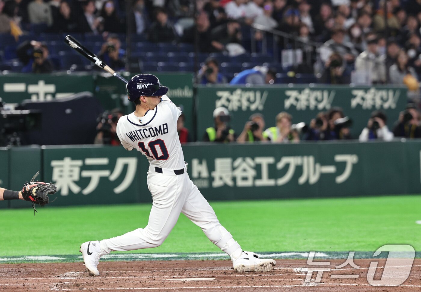 본문 이미지 - 5일 오후 일본 도쿄돔에서 열린 2026 월드베이스볼클래식 C조 1차전 대한민국과 체코의 경기. 대한민국의 3회말 1사 주자 없는 상황, 셰이 위트컴이 솔로홈런을 치고 있다. 2026.3.5 ⓒ 뉴스1 구윤성 기자