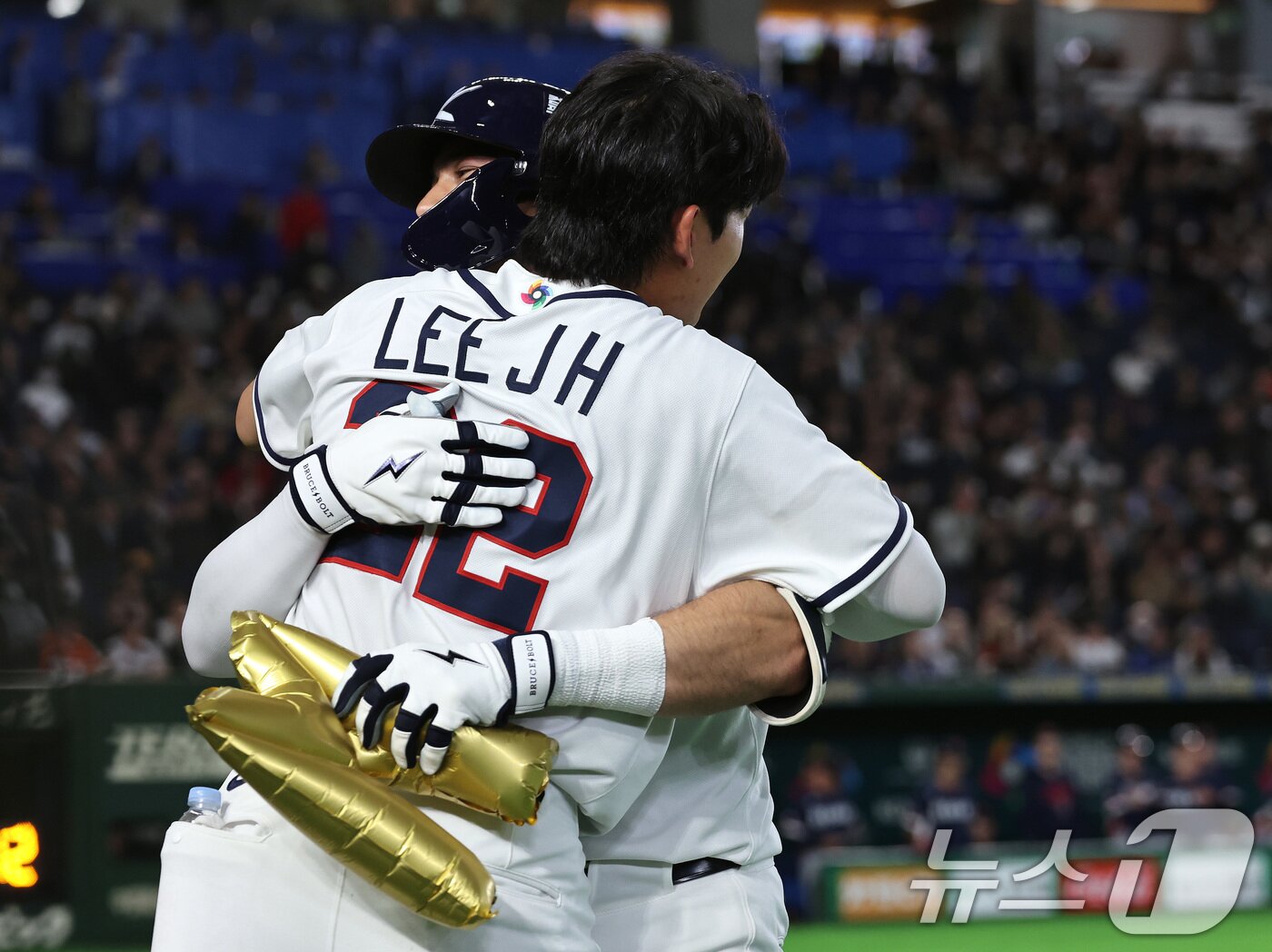 본문 이미지 - 5일 오후 일본 도쿄돔에서 열린 2026 월드베이스볼클래식 C조 1차전 대한민국과 체코의 경기. 대한민국의 3회말 1사 주자 없는 상황, 셰이 위트컴이 솔로홈런을 친 뒤 이정후와 포옹하고 있다. 2026.3.5 ⓒ 뉴스1 구윤성 기자