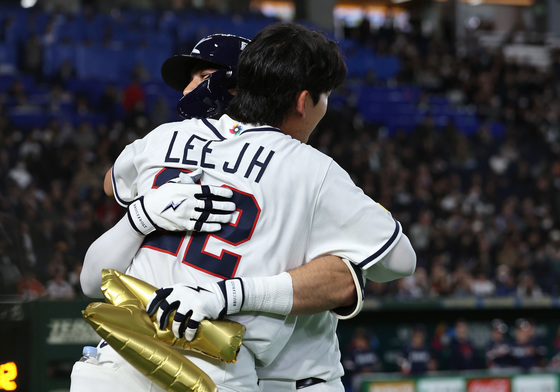 이정후와 포옹하는 위트컴