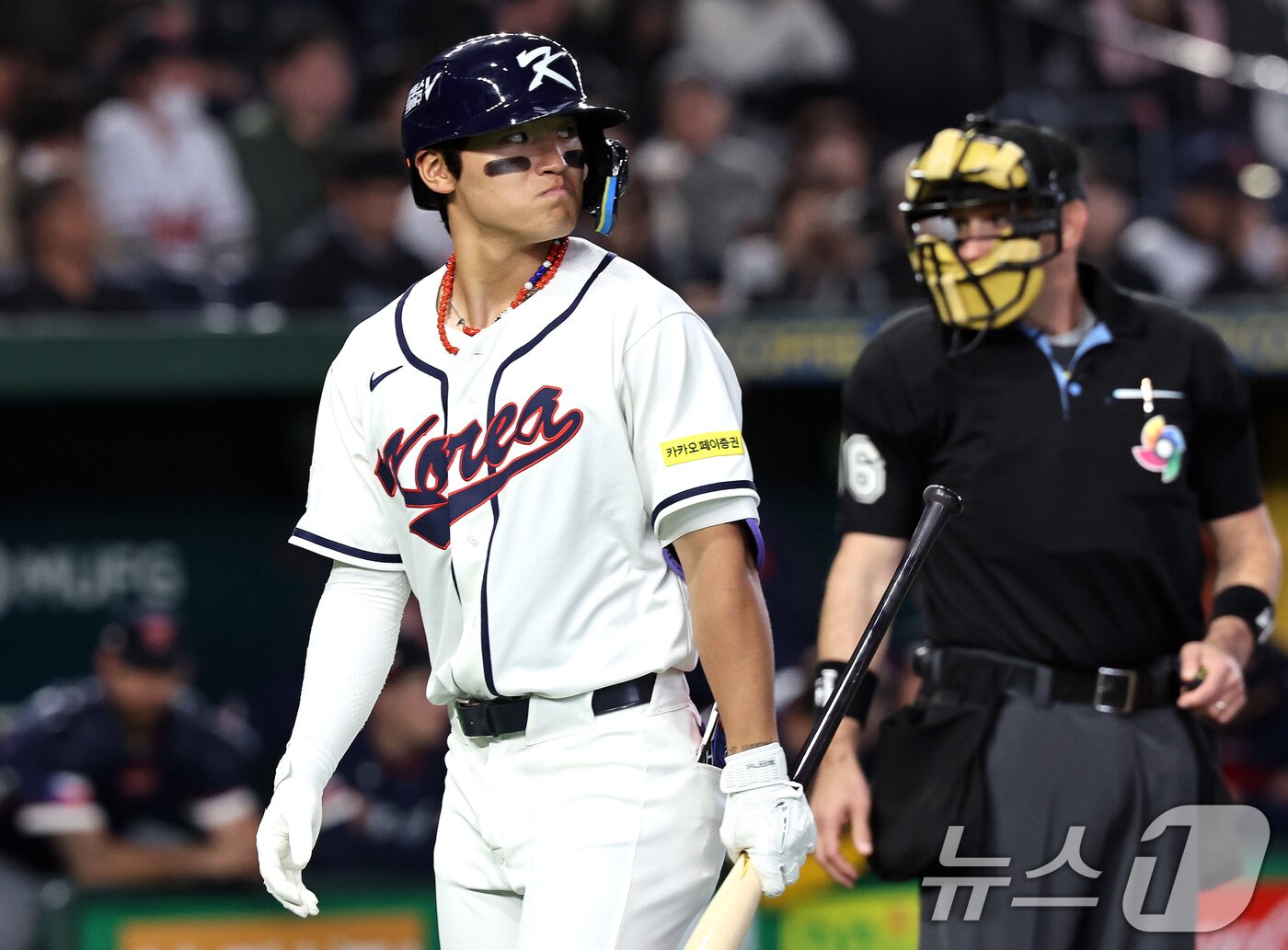 본문 이미지 - 5일 오후 일본 도쿄돔에서 열린 2026 월드베이스볼클래식 C조 1차전 대한민국과 체코의 경기. 대한민국의 4회말 1사 주자없는 상황때 김주영이 삼진아웃 당한 뒤 타석에서 물러나고 있다. 2026.3.5 ⓒ 뉴스1 구윤성 기자