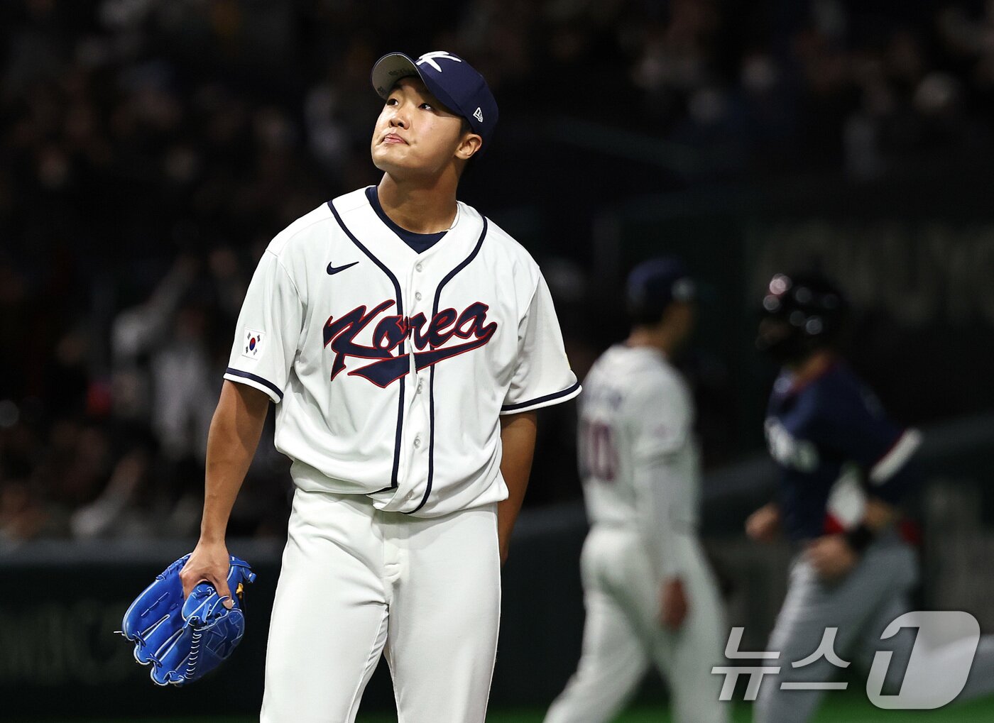 본문 이미지 - 5일 오후 일본 도쿄돔에서 열린 2026 월드베이스볼클래식 C조 1차전 대한민국과 체코의 경기. 대한민국 투수 정우주가 5회초 무사 1,2루 상황 체코의 바브라에게 홈런을 허용한 뒤 아쉬워하고 있다. 2026.3.5 ⓒ 뉴스1 구윤성 기자