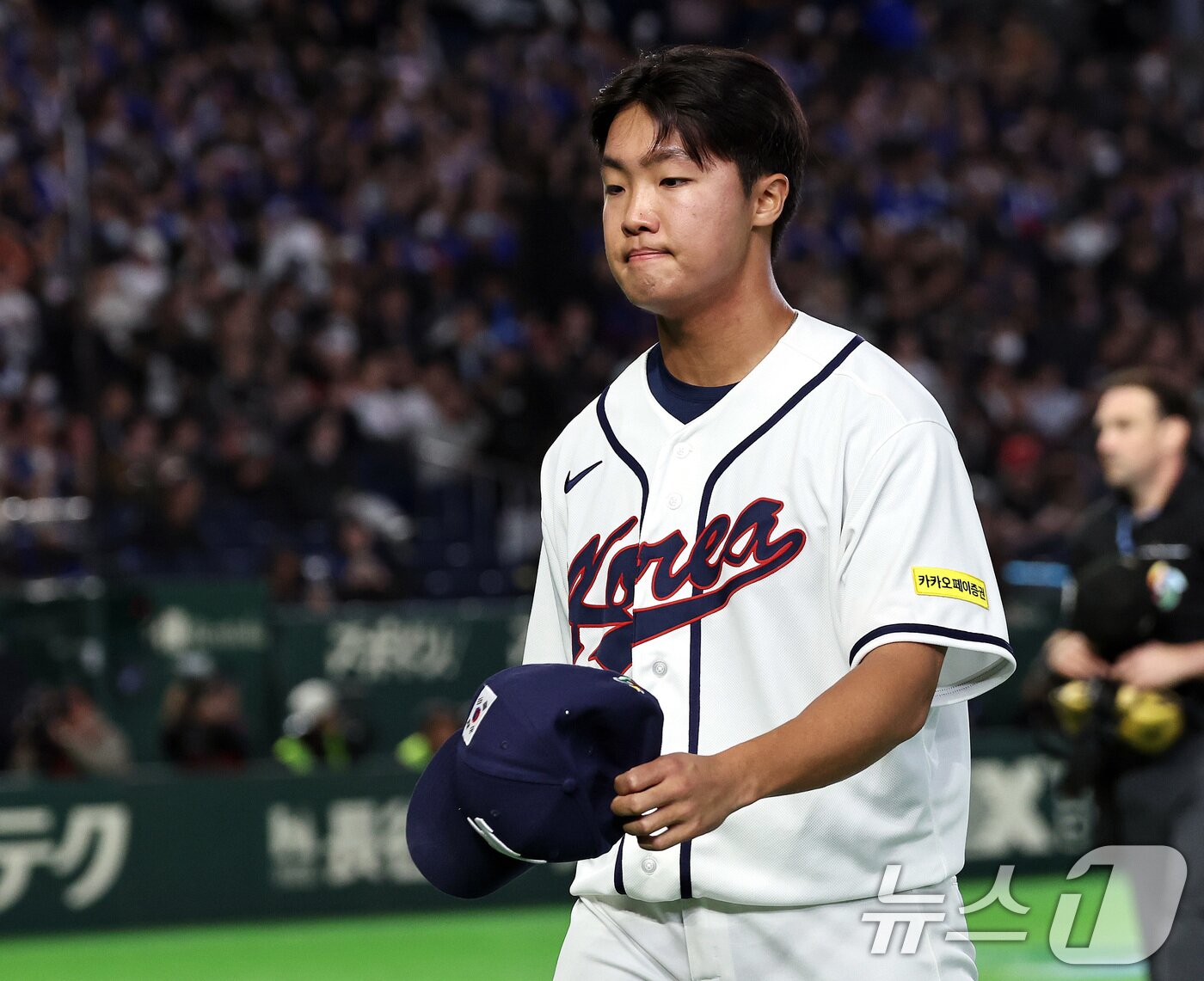 본문 이미지 - 5일 오후 일본 도쿄돔에서 열린 2026 월드베이스볼클래식 C조 1차전 대한민국과 체코의 경기. 대한민국 투수 정우주가 5회초 무사 1,2루 상황 체코의 바브라에게 홈런을 허용한 뒤 이닝을 마치고 더그아웃으로 향하고 있다. 2026.3.5 ⓒ 뉴스1 구윤성 기자