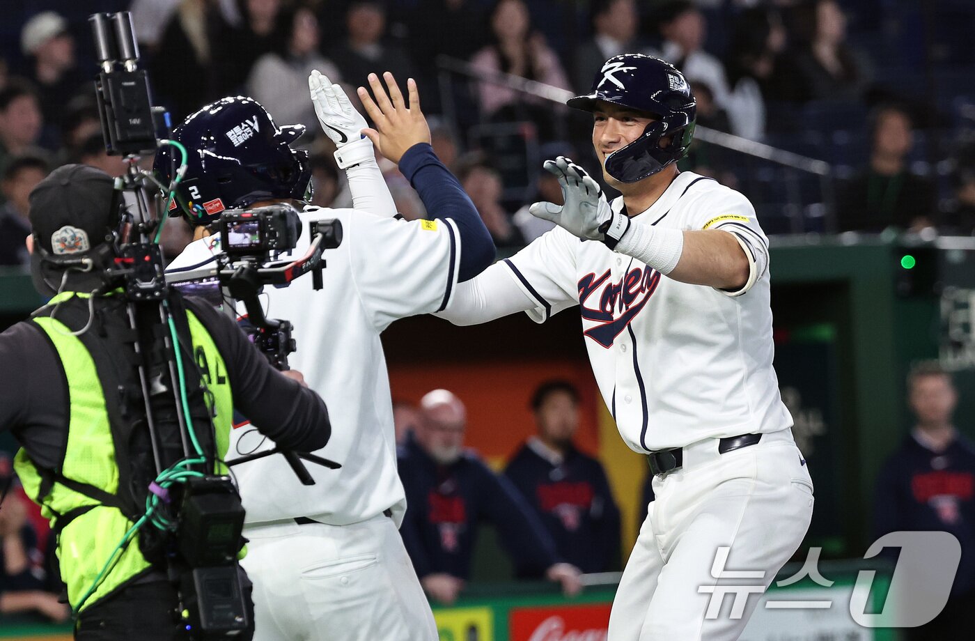 본문 이미지 - 5일 오후 일본 도쿄돔에서 열린 2026 월드베이스볼클래식 C조 1차전 대한민국과 체코의 경기. 대한민국의 5회말 1사 1루 상황때 셰이 위트컴이 투런 홈런을 친 뒤 문보경과 기쁨을 나누고 있다. 2026.3.5 ⓒ 뉴스1 구윤성 기자