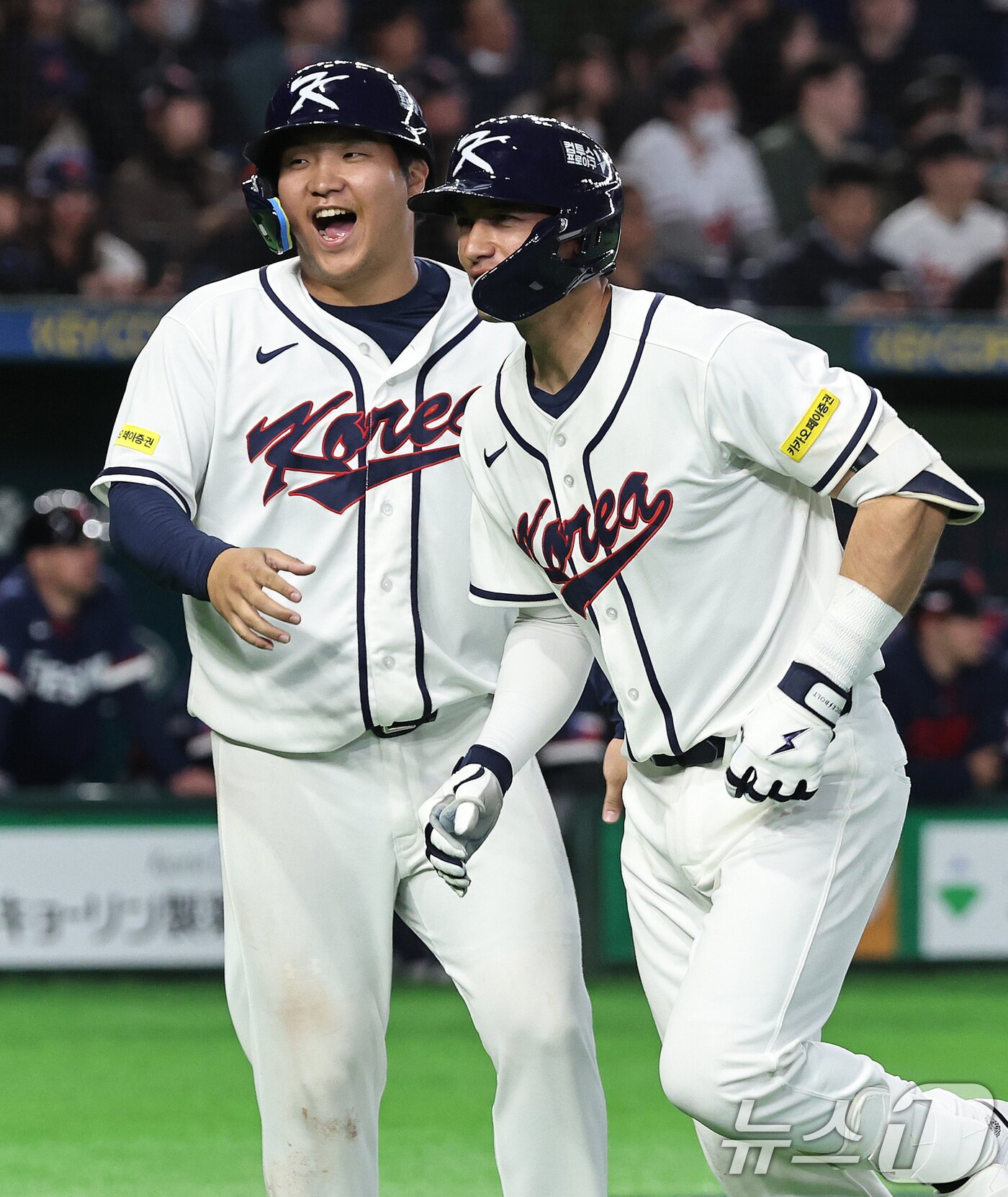 본문 이미지 - 5일 오후 일본 도쿄돔에서 열린 2026 월드베이스볼클래식 C조 1차전 대한민국과 체코의 경기. 대한민국의 5회말 1사 1루 상황때 셰이 위트컴이 투런 홈런을 친 뒤 문보경과 기쁨을 나누고 있다. 2026.3.5 ⓒ 뉴스1 구윤성 기자