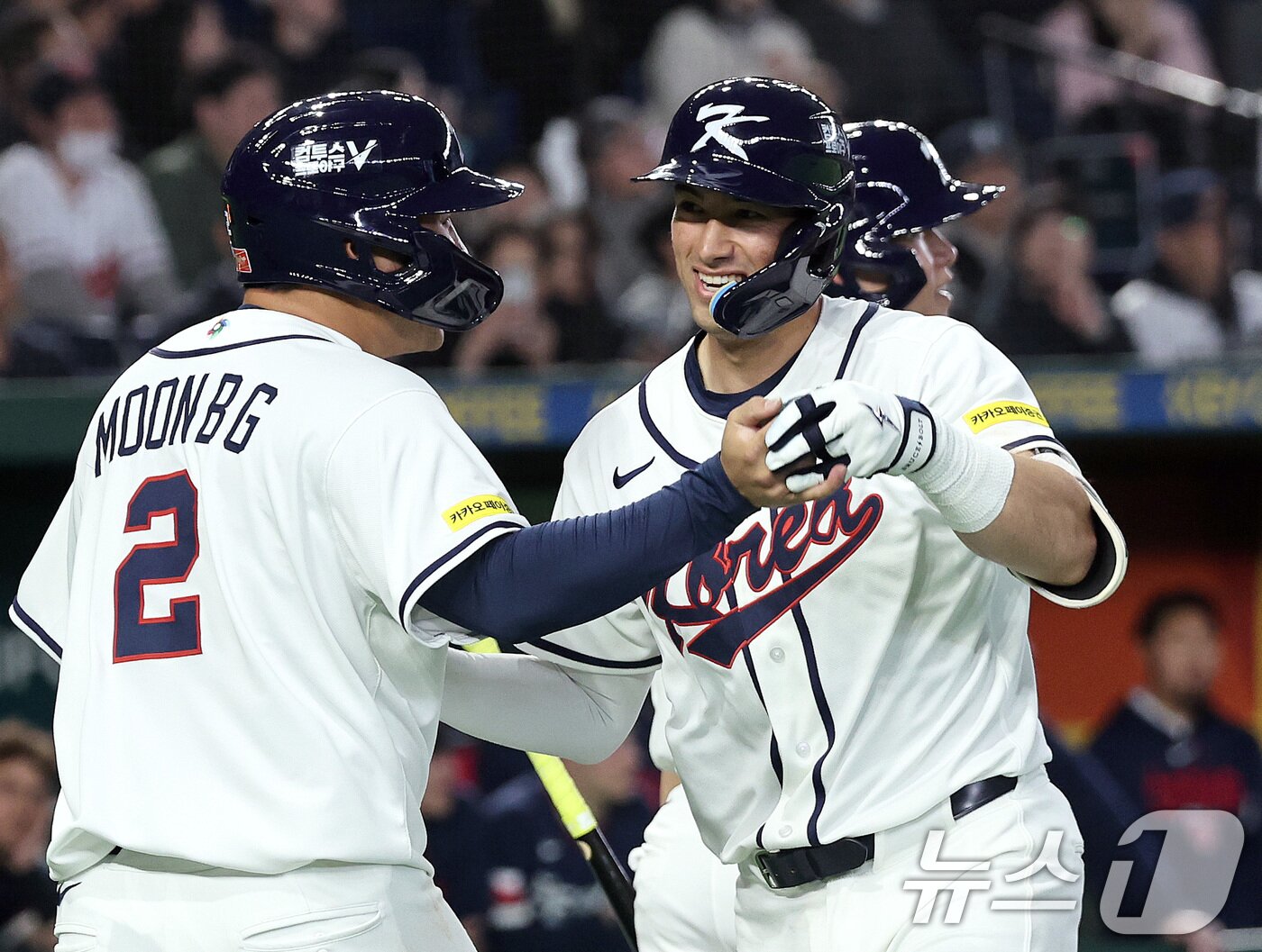 본문 이미지 - 5일 오후 일본 도쿄돔에서 열린 2026 월드베이스볼클래식 C조 1차전 대한민국과 체코의 경기. 대한민국의 5회말 1사 1루 상황때 셰이 위트컴이 투런 홈런을 친 뒤 문보경과 기쁨을 나누고 있다. 2026.3.5 ⓒ 뉴스1 구윤성 기자