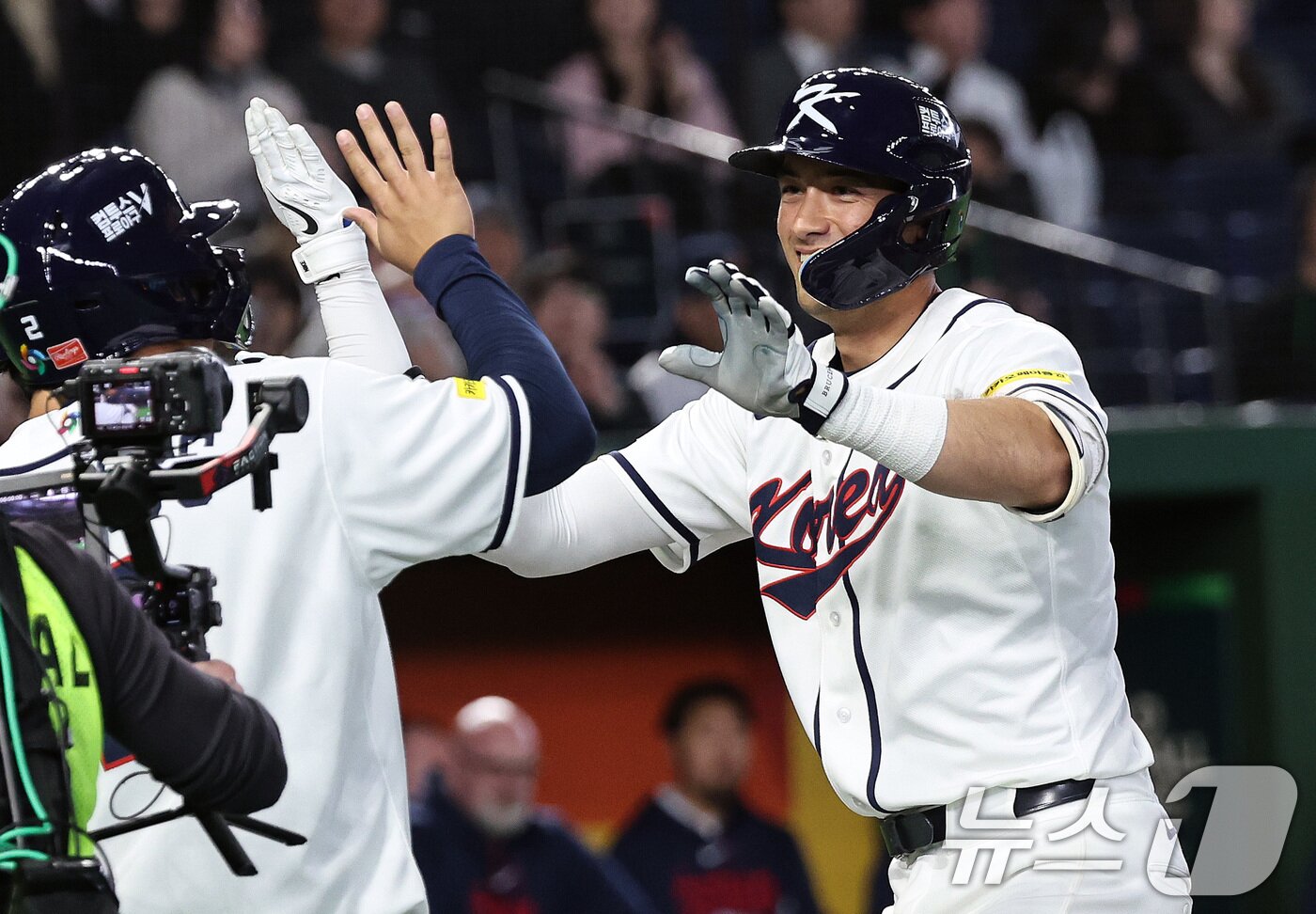 본문 이미지 - 5일 오후 일본 도쿄돔에서 열린 2026 월드베이스볼클래식 C조 1차전 대한민국과 체코의 경기. 대한민국의 5회말 1사 1루 상황때 셰이 위트컴이 투런 홈런을 친 뒤 문보경과 기쁨을 나누고 있다. 2026.3.5 ⓒ 뉴스1 구윤성 기자