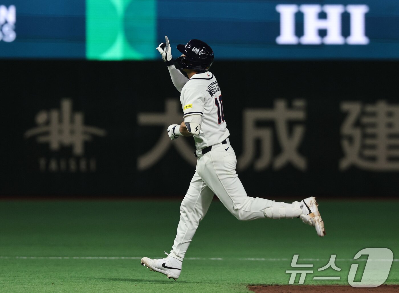 본문 이미지 - 5일 오후 일본 도쿄돔에서 열린 2026 월드베이스볼클래식 C조 1차전 대한민국과 체코의 경기. 대한민국의 5회말 1사 1루 상황때 셰이 위트컴이 투런 홈런을 친 뒤 그라운드를 돌고 있다. 2026.3.5 ⓒ 뉴스1 구윤성 기자