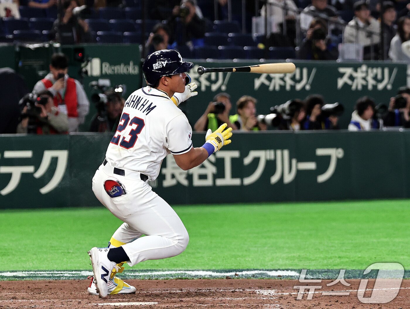 본문 이미지 - 5일 오후 일본 도쿄돔에서 열린 2026 월드베이스볼클래식 C조 1차전 대한민국과 체코의 경기. 7회말 대한민국의 공격, 선두주자 안현민이 안타를 치고 있다. 2026.3.5 ⓒ 뉴스1 구윤성 기자