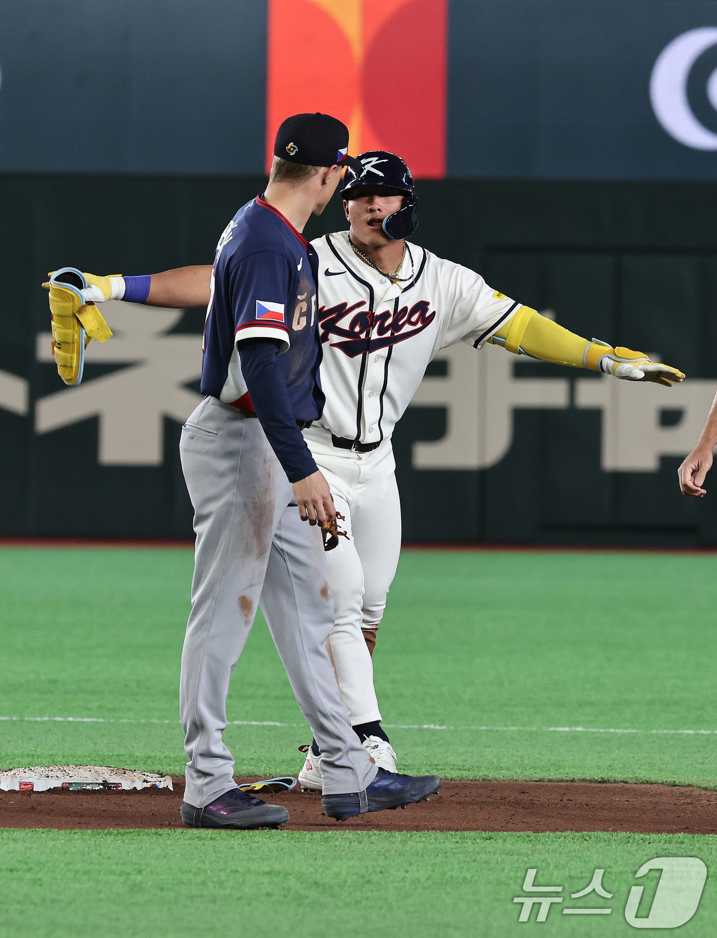 (도쿄=뉴스1) 구윤성 기자 = 5일 오후 일본 도쿄돔에서 열린 2026 월드베이스볼클래식 C조 1차전 대한민국과 체코의 경기. 7회말 대한민국의 공격, 선두주자 안현민이 안타를 …