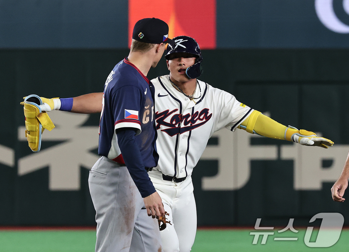 (도쿄=뉴스1) 구윤성 기자 = 5일 오후 일본 도쿄돔에서 열린 2026 월드베이스볼클래식 C조 1차전 대한민국과 체코의 경기. 7회말 대한민국의 공격, 선두주자 안현민이 안타를 …