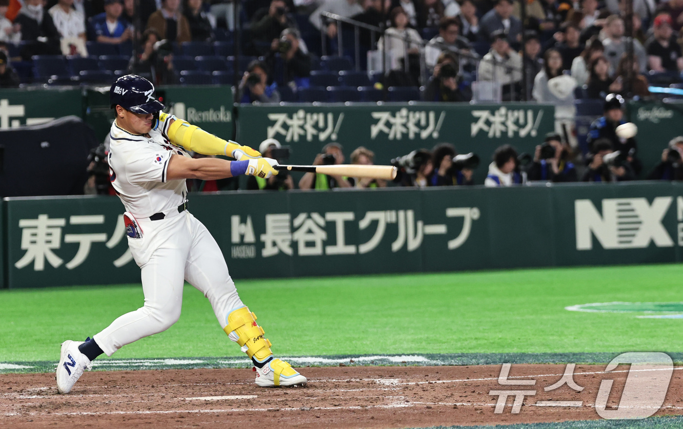 (도쿄=뉴스1) 구윤성 기자 = 5일 오후 일본 도쿄돔에서 열린 2026 월드베이스볼클래식 C조 1차전 대한민국과 체코의 경기. 7회말 대한민국의 공격, 선두타자 안현민이 안타를 …