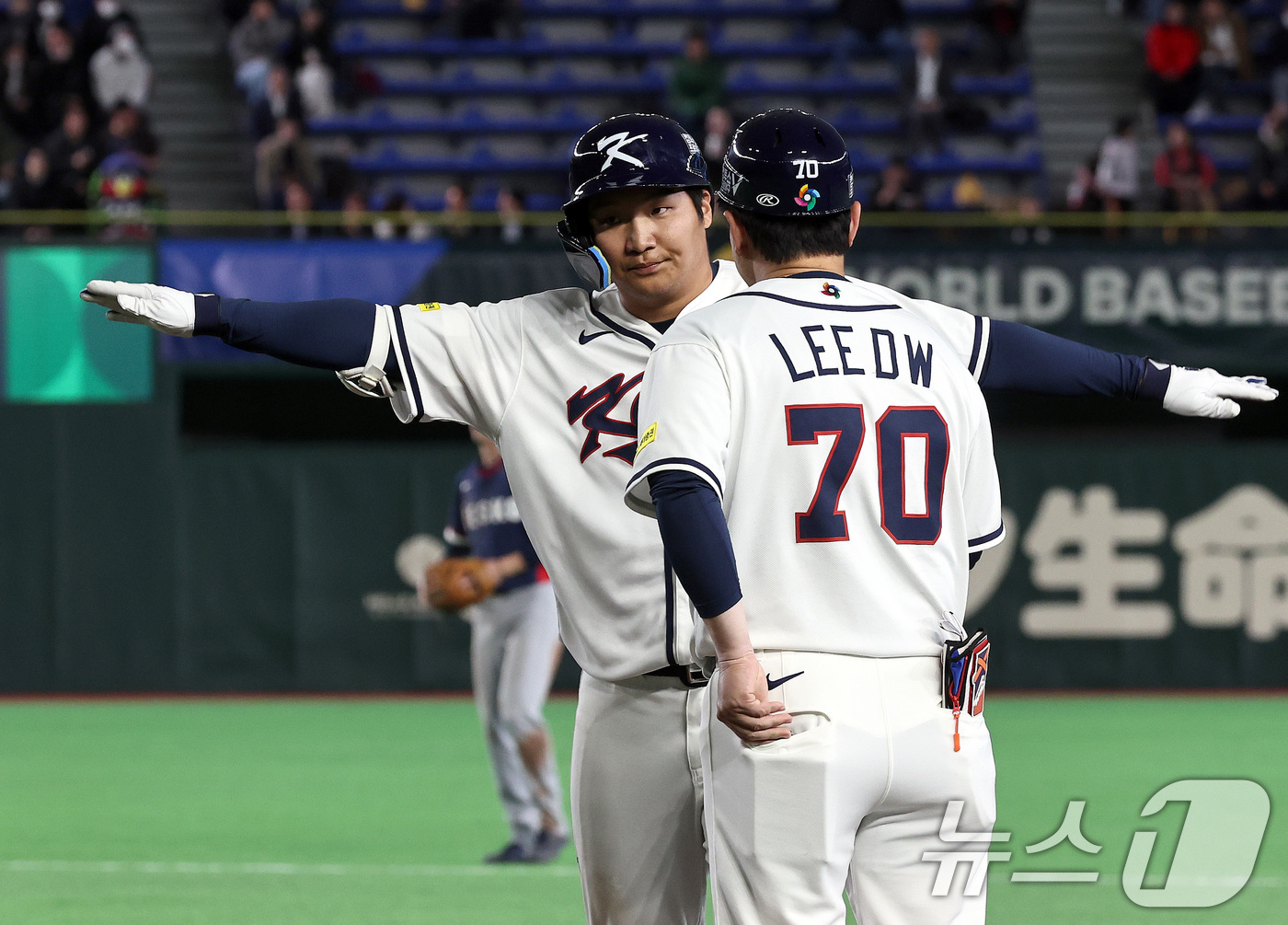 (도쿄=뉴스1) 구윤성 기자 = 5일 오후 일본 도쿄돔에서 열린 2026 월드베이스볼클래식 C조 1차전 대한민국과 체코의 경기. 대한민국의 7회말 무사 2루 문보경이 1타점 적시타 …