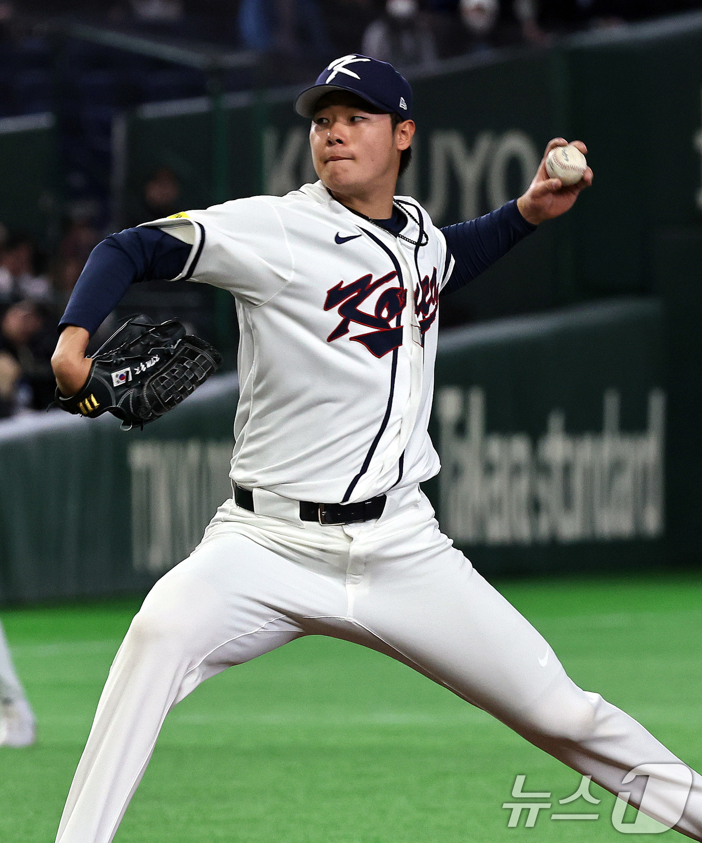 (도쿄=뉴스1) 구윤성 기자 = 5일 오후 일본 도쿄돔에서 열린 2026 월드베이스볼클래식 C조 1차전 대한민국과 체코의 경기. 대한민국 투수 김영규가 8회초 등판해 역투하고 있다 …