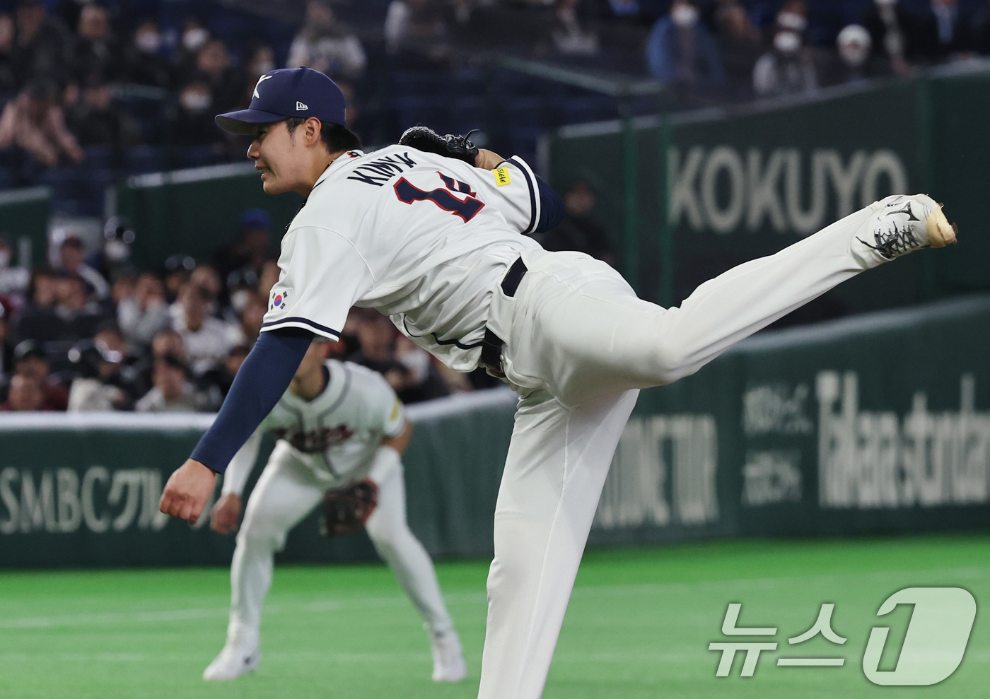 (도쿄=뉴스1) 구윤성 기자 = 5일 오후 일본 도쿄돔에서 열린 2026 월드베이스볼클래식 C조 1차전 대한민국과 체코의 경기. 대한민국 투수 김영규가 8회초 등판해 역투하고 있다 …