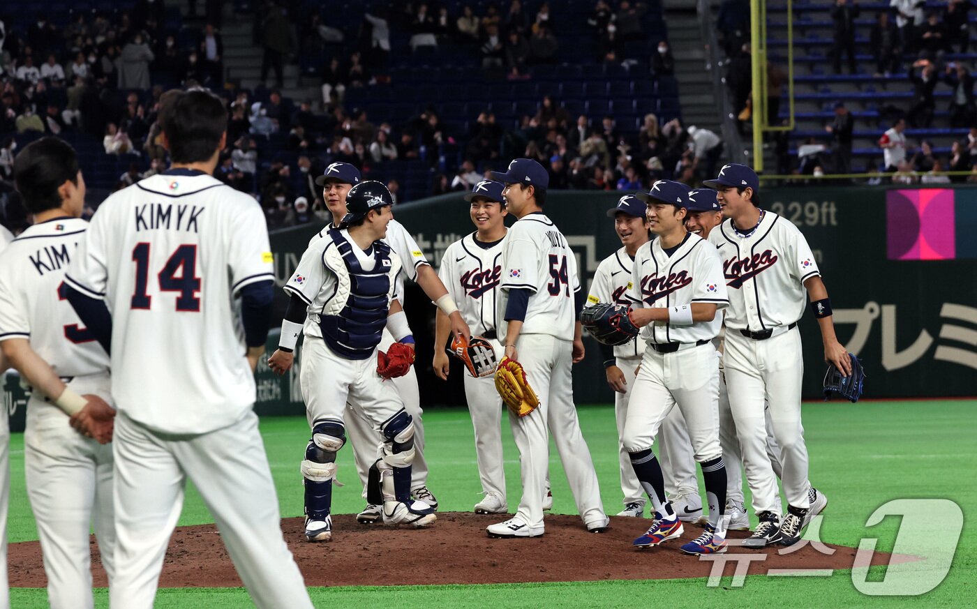 본문 이미지 - 5일 오후 일본 도쿄돔에서 열린 2026 월드베이스볼클래식 C조 1차전 대한민국과 체코의 경기. 체코를 상대로 11대 4 승리를 거둔 대한민국 선수들이 기쁨을 나누고 있다. 2026.3.5 ⓒ 뉴스1 구윤성 기자