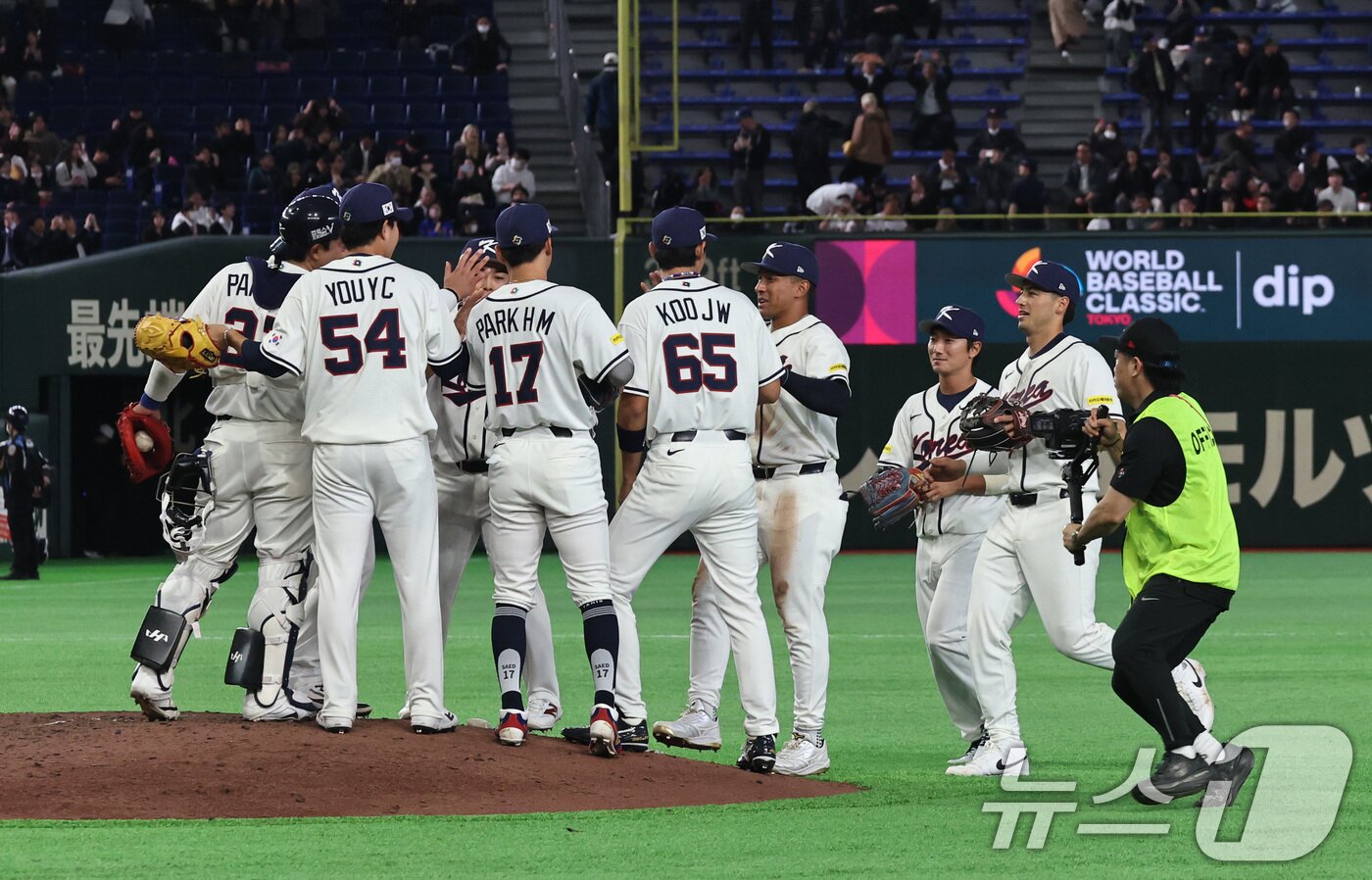 본문 이미지 - 5일 오후 일본 도쿄돔에서 열린 2026 월드베이스볼클래식 C조 1차전 대한민국과 체코의 경기. 체코를 상대로 11대 4 승리를 거둔 대한민국 선수들이 기쁨을 나누고 있다. 2026.3.5 ⓒ 뉴스1 구윤성 기자