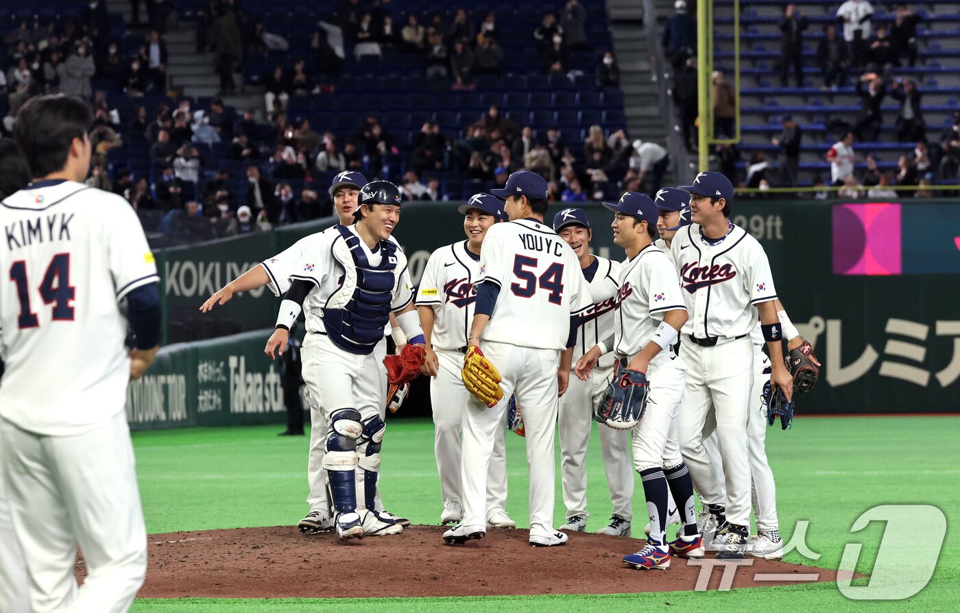본문 이미지 - 5일 오후 일본 도쿄돔에서 열린 2026 월드베이스볼클래식 C조 1차전 대한민국과 체코의 경기. 체코를 상대로 11대 4 승리를 거둔 대한민국 선수들이 기쁨을 나누고 있다. 2026.3.5 ⓒ 뉴스1 구윤성 기자