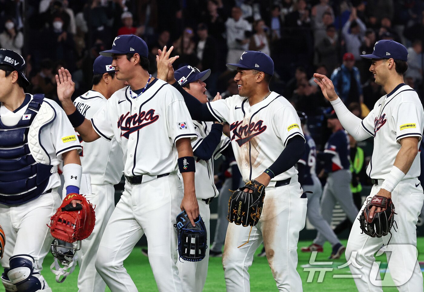 본문 이미지 - 5일 오후 일본 도쿄돔에서 열린 2026 월드베이스볼클래식 C조 1차전 대한민국과 체코의 경기. 체코를 상대로 11대 4 승리를 거둔 대한민국 선수들이 류지현 감독과 기쁨을 나누고 있다. 2026.3.5 ⓒ 뉴스1 구윤성 기자