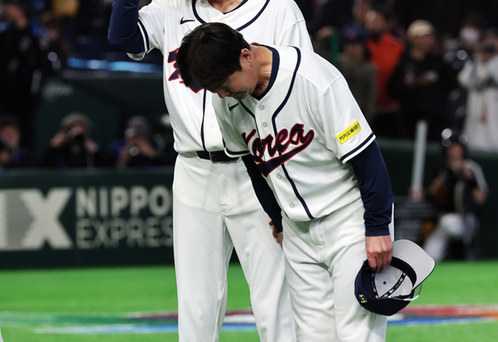 팬들에게 인사하는 류지현 감독