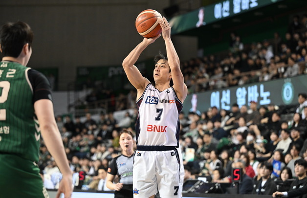 KCC, DB 20점 차 완파…허훈+숀 롱 66점 합작