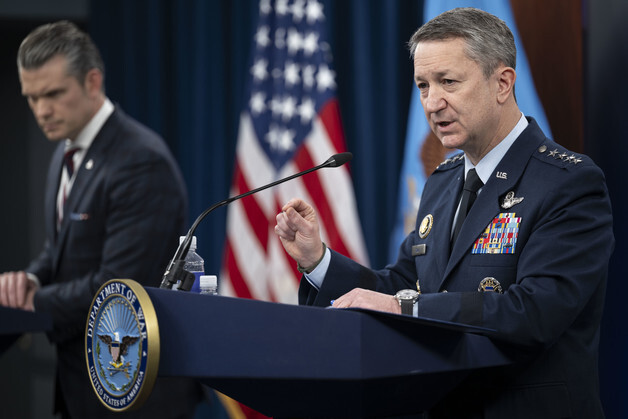 美, 호르무즈에 A-10·아파치 투입…"자폭보트·선박 궤멸할 것"