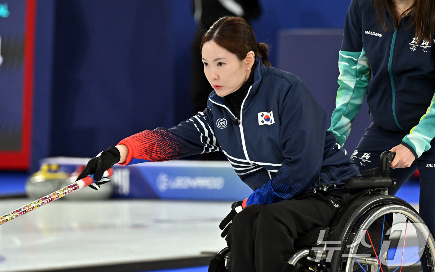 (서울=뉴스1) 사진공동취재단 = 휠체어컬링 백혜진이 5일(현지시간) 이탈리아 코르티나담페초 델 기아초 컬링 올림픽 스타디움에서 열린  2026 밀라노 코르티나 패럴림픽 휠체어컬링 …