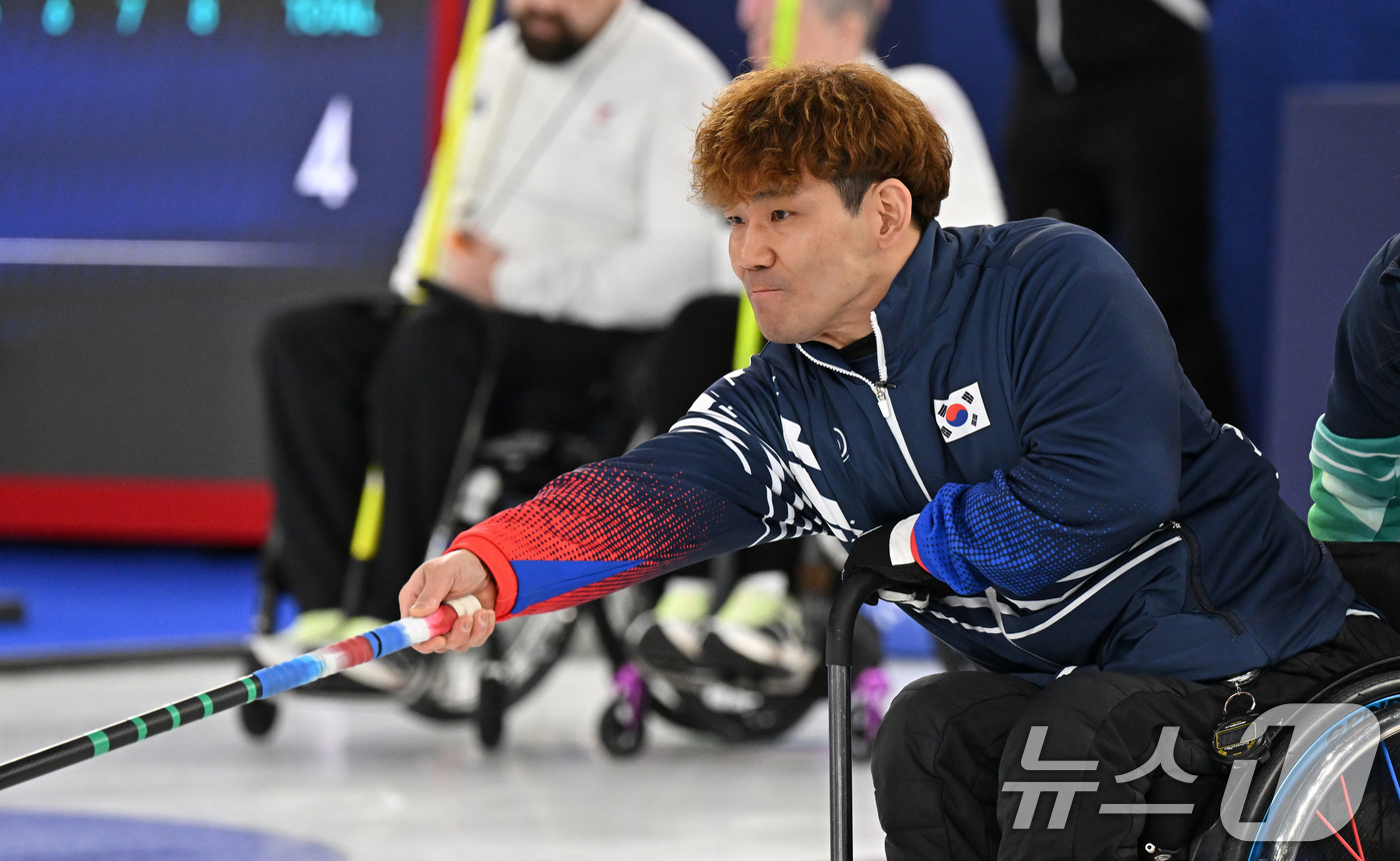 (서울=뉴스1) 사진공동취재단 = 휠체어컬링 이용석이 5일(현지시간) 이탈리아 코르티나담페초 델 기아초 컬링 올림픽 스타디움에서 열린  2026 밀라노 코르티나 패럴림픽 휠체어컬링 …