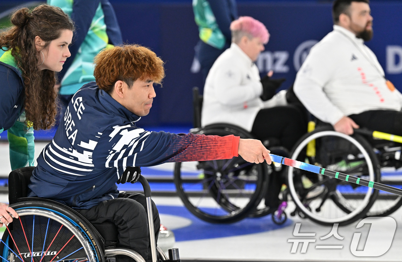 (서울=뉴스1) 사진공동취재단 = 휠체어컬링 이용석이 5일(현지시간) 이탈리아 코르티나담페초 델 기아초 컬링 올림픽 스타디움에서 열린  2026 밀라노 코르티나 패럴림픽 휠체어컬링 …