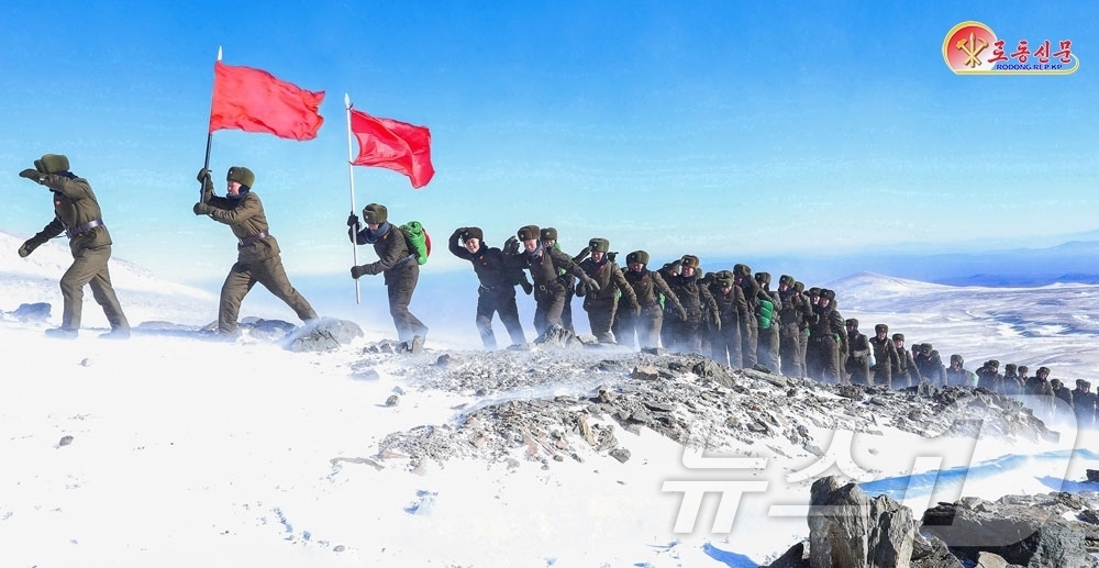 (평양 노동신문=뉴스1) = 북한 노동당 기관지 노동신문은 6일 "혁명의 성산 백두산에 계승자들의 대오가 흐른다"고 선전했다.[국내에서만 사용가능. 재배포 금지. DB 금지. Fo …