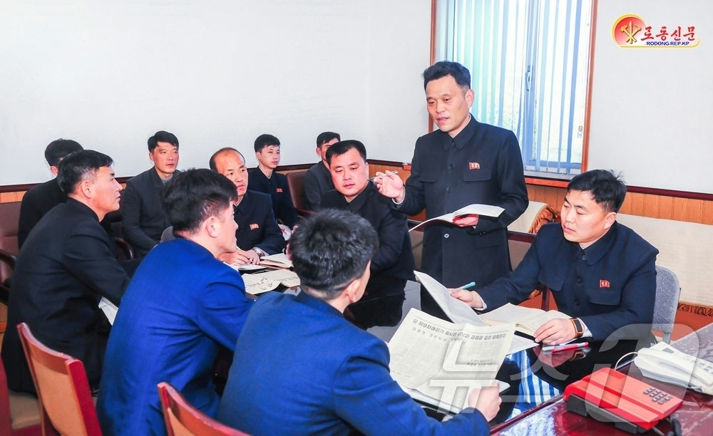 (평양 노동신문=뉴스1) = 북한 노동당 기관지 노동신문은 6일 김정은 당 총비서가 당 제9차 대회에서 한 '강령적인 연설문헌'들에 대한 당 간부들과 당원들, 근로자들의 학습 열의 …