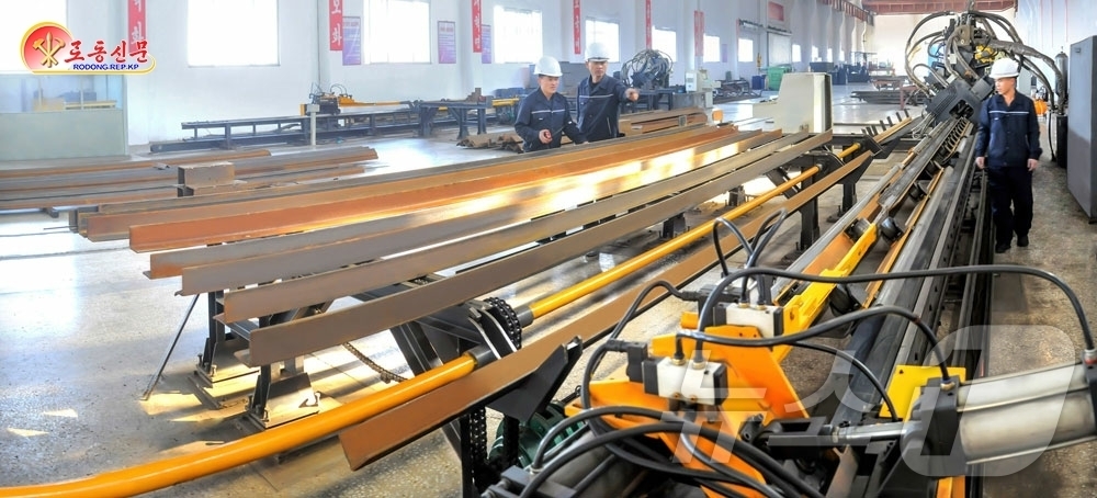 (평양 노동신문=뉴스1) = 북한 노동당 기관지 노동신문은 6일 송전선건설사업소에서 "당 대회의 사상과 정신을 받들고 생산에서 혁신을 일으키고 있다"고 보도했다.[국내에서만 사용가 …