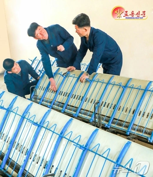 (평양 노동신문=뉴스1) = 북한 노동당 기관지 노동신문은 6일 강계농기계공장에서 농기계 생산에 힘을 넣고 있다고 보도했다.[국내에서만 사용가능. 재배포 금지. DB 금지. For …