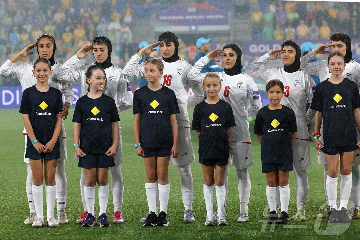 본문 이미지 - 이란 여자축구대표팀이 5일 호주 골드코스트에서 열린 호주와 2026 AFC 여자 아시안컵 조별리그 A조 2차전을 앞두고 거수경례와 함께 국가를 제창하고 있다. ⓒ AFP=뉴스1