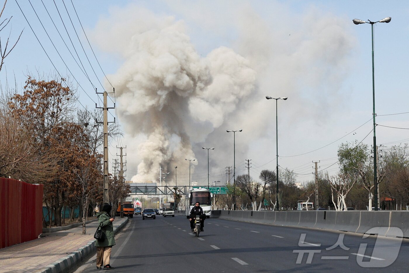 본문 이미지 - 5일(현지시간) 이란 테헤란에서 미국과 이스라엘의 폭격으로 연기 구름이 솟아오르고 있다. 2026.03.05. ⓒ 로이터=뉴스1