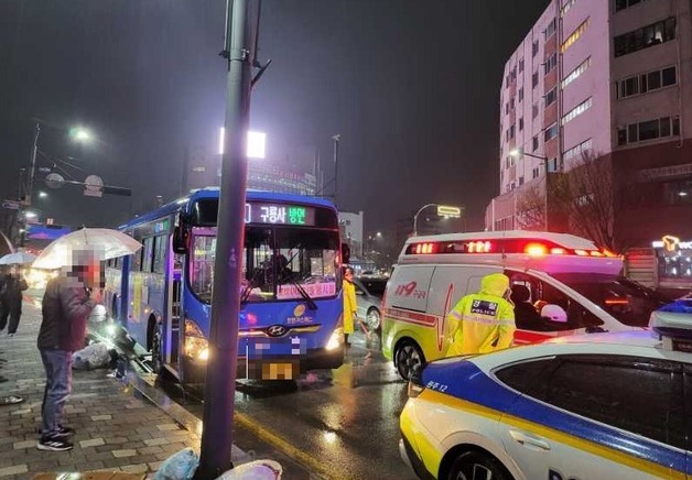 원주 시내버스에 치인 60대 2명 병원 이송