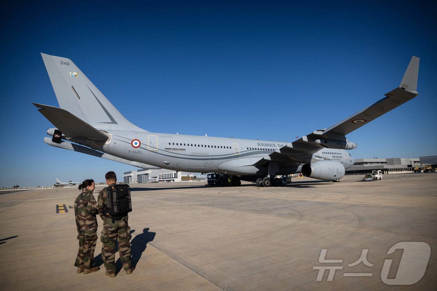 (이스트르 AFP=뉴스1) 이창규 기자 = 프랑스 남부 이스트르 공군기지에서 프랑스 공군의 A330 MRTT 공중급유기 앞에 프랑스 군인들이 서 있다. 2024.10.4./뉴스1ⓒ …