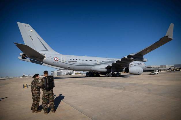 [포토] 프랑스 이스트르 공군기지의 공중급유기와 군인들