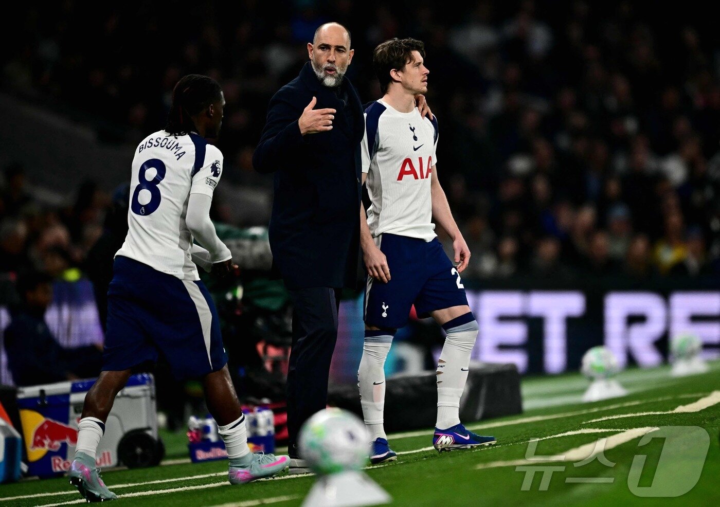 본문 이미지 - 이고르 투도르 감독(가운데)은 토트넘 홋스퍼 지휘봉을 잡은 뒤 3경기에서 승점 1도 따내지 못했다. ⓒ AFP=뉴스1