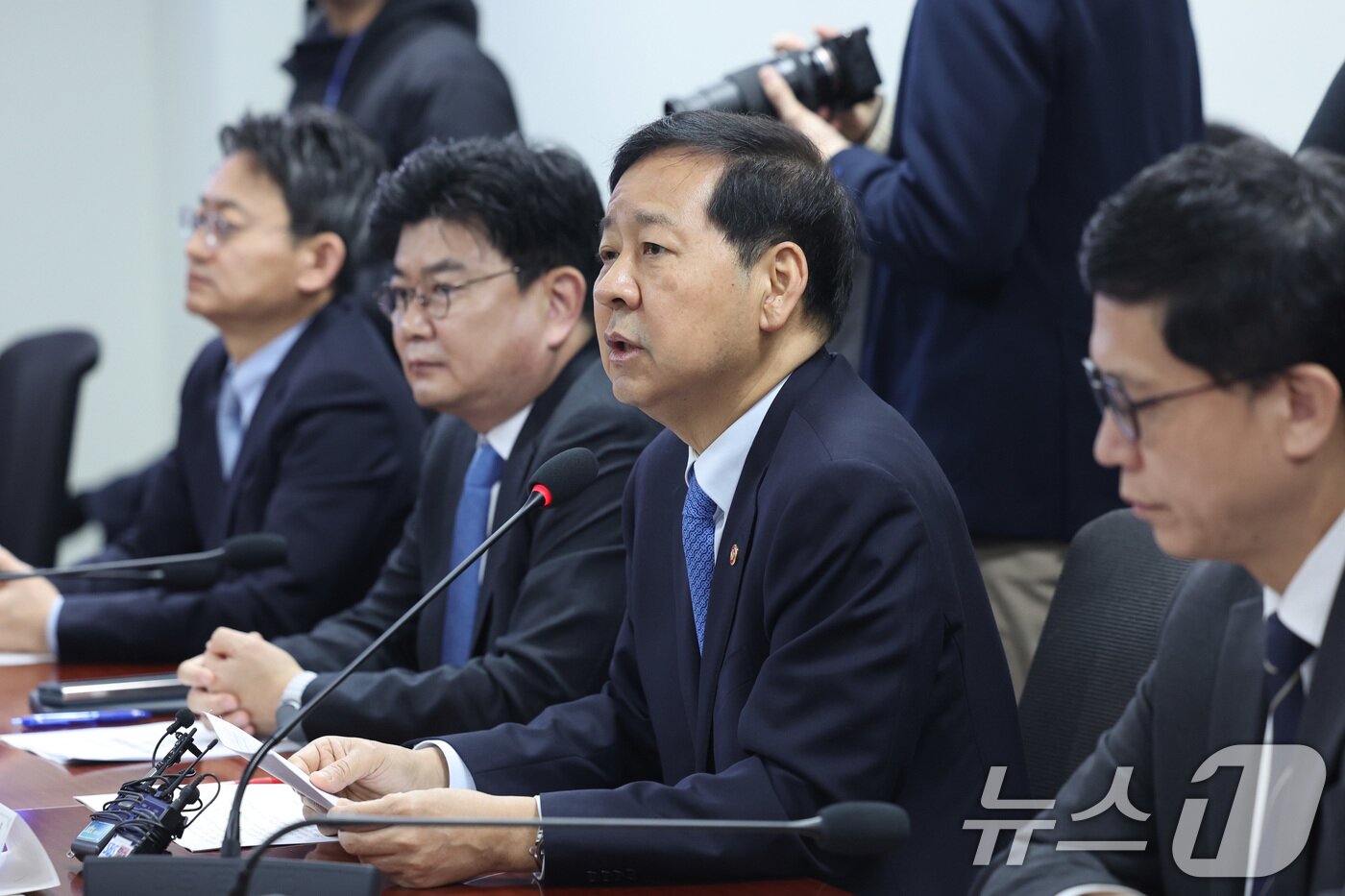 본문 이미지 - 구윤철 부총리 겸 재정경제부 장관이 6일 서울 여의도 국회 의원회관에서 열린 중동 상황 관련 경제분야 재정경제위원회 당정실무협의회에서 발언하고 발언하고 있다. 2026.3.6 ⓒ 뉴스1 신웅수 기자