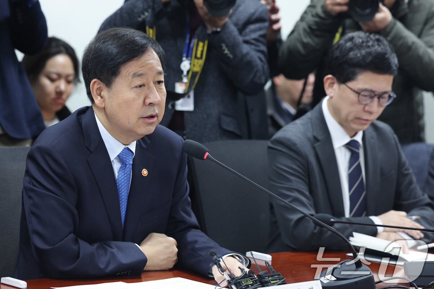 본문 이미지 - 구윤철 부총리 겸 재정경제부 장관이 6일 서울 여의도 국회 의원회관에서 열린 중동 상황 관련 경제분야 재정경제위원회 당정실무협의회에서 발언하고 발언하고 있다. 2026.3.6 ⓒ 뉴스1 신웅수 기자