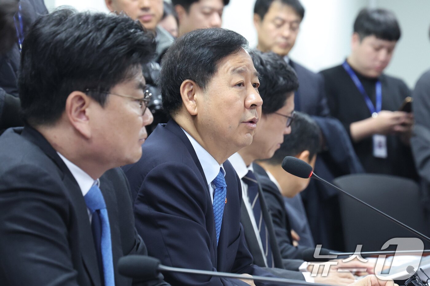 본문 이미지 - 구윤철 부총리 겸 재정경제부 장관이 6일 서울 여의도 국회 의원회관에서 열린 중동 상황 관련 경제분야 재정경제위원회 당정실무협의회에서 발언하고 발언하고 있다. 2026.3.6 ⓒ 뉴스1 신웅수 기자