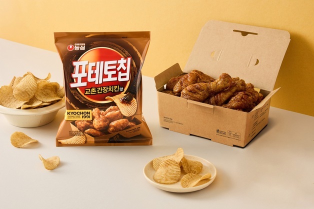 교촌, 농심 손잡고 창립 35주년 기념 '포테토칩 교촌간장치킨맛' 출시