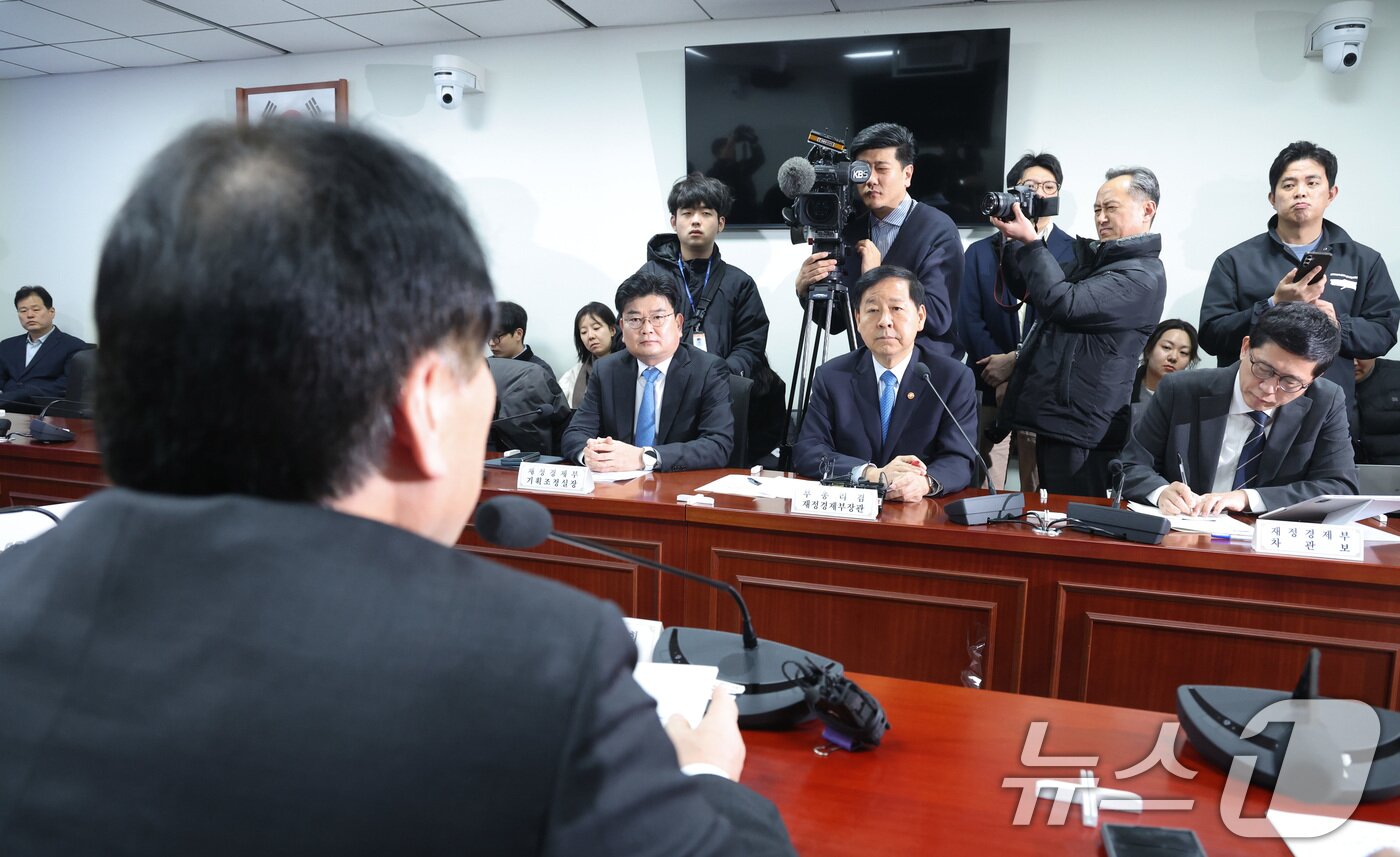 본문 이미지 - 구윤철 부총리 겸 재정경제부 장관이 6일 서울 여의도 국회 의원회관에서 열린 중동 상황 관련 경제분야 재정경제위원회 당정실무협의회에 자리하고 있다. 2026.3.6 ⓒ 뉴스1 신웅수 기자