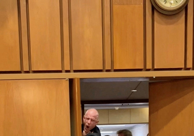 "전쟁 반대" 美참전용사, 네이비실 출신 의원 제압에 팔부러져